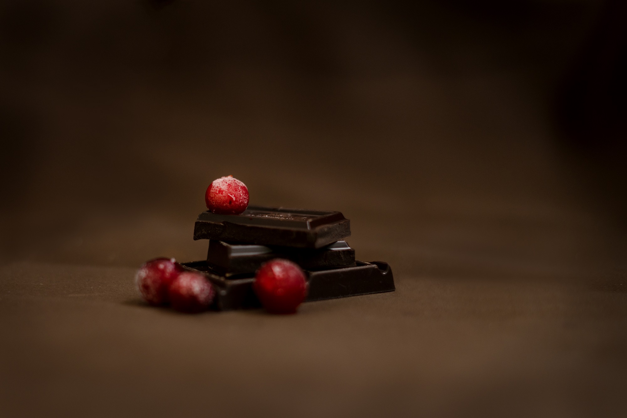 Cranberries in Zartbitterschokolade – fruchtig-herber Genuss mit natürlichen Zutaten Cranberries in Zartbitterschokolade – fruchtig-herber Genuss mit natürlichen Zutaten